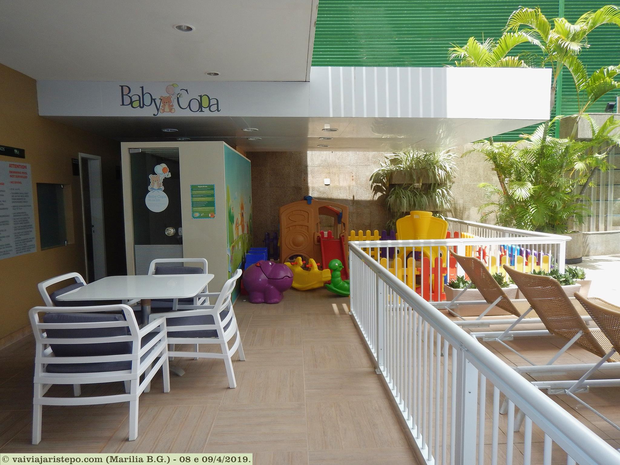 O Espaço destinado à criançada é bem municiado de brinquedos. Quanto à piscina infantil, um aviso bem posicionado deixa bem claro a quem pertence a responsabilidade sobre os pequenos. O Espaço destinado à criançada é bem municiado de brinquedos. Quanto à piscina infantil, um aviso bem posicionado deixa bem claro a quem pertence a responsabilidade sobre os pequenos.
