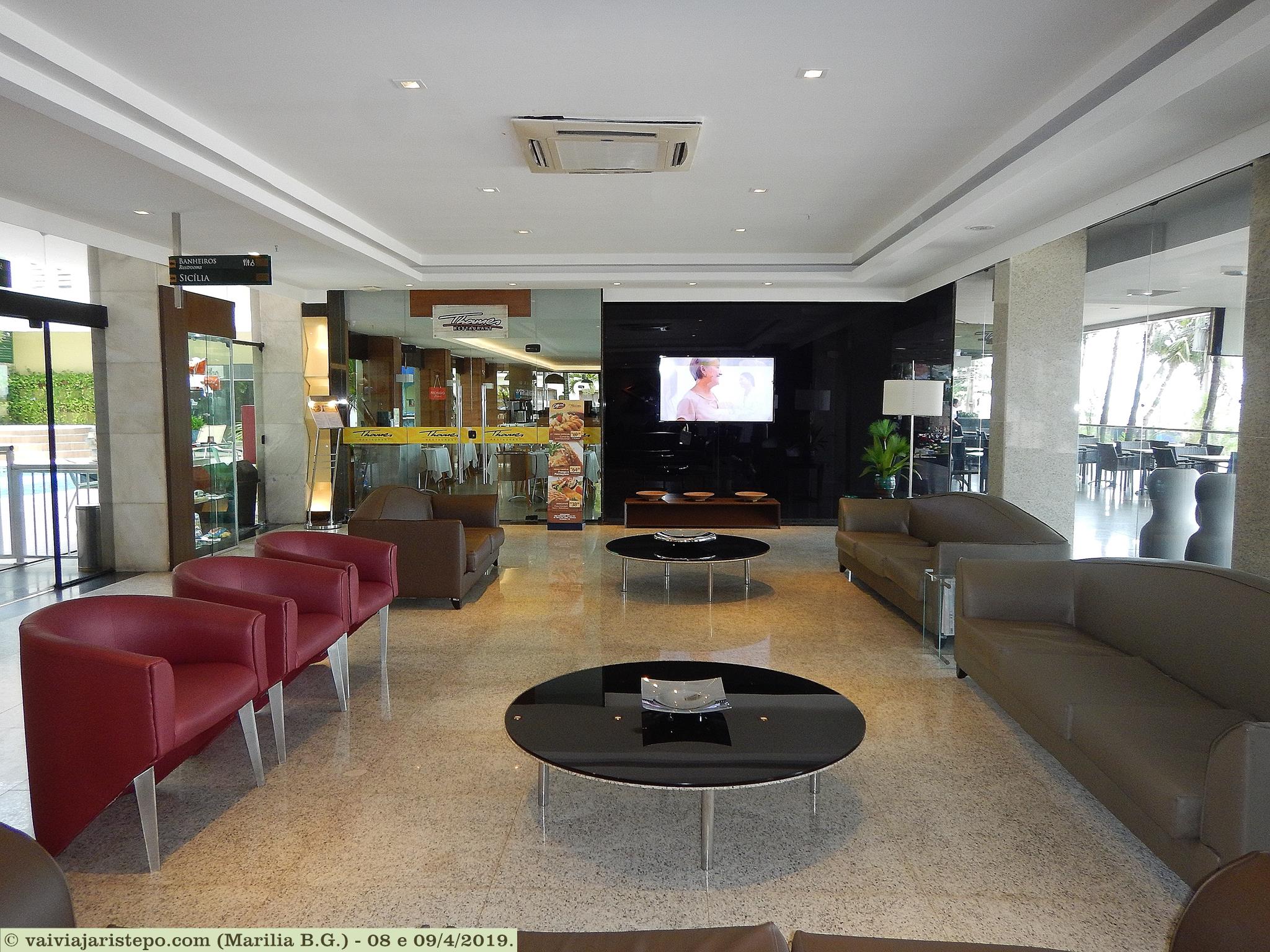 A sala de estar do Praiano leva o futuro hóspede a pensar que os quartos têm aparência caprichada, mas... não é bem assim. A sala de estar do Praiano leva o futuro hóspede a pensar que os quartos têm aparência caprichada, mas... não é bem assim.