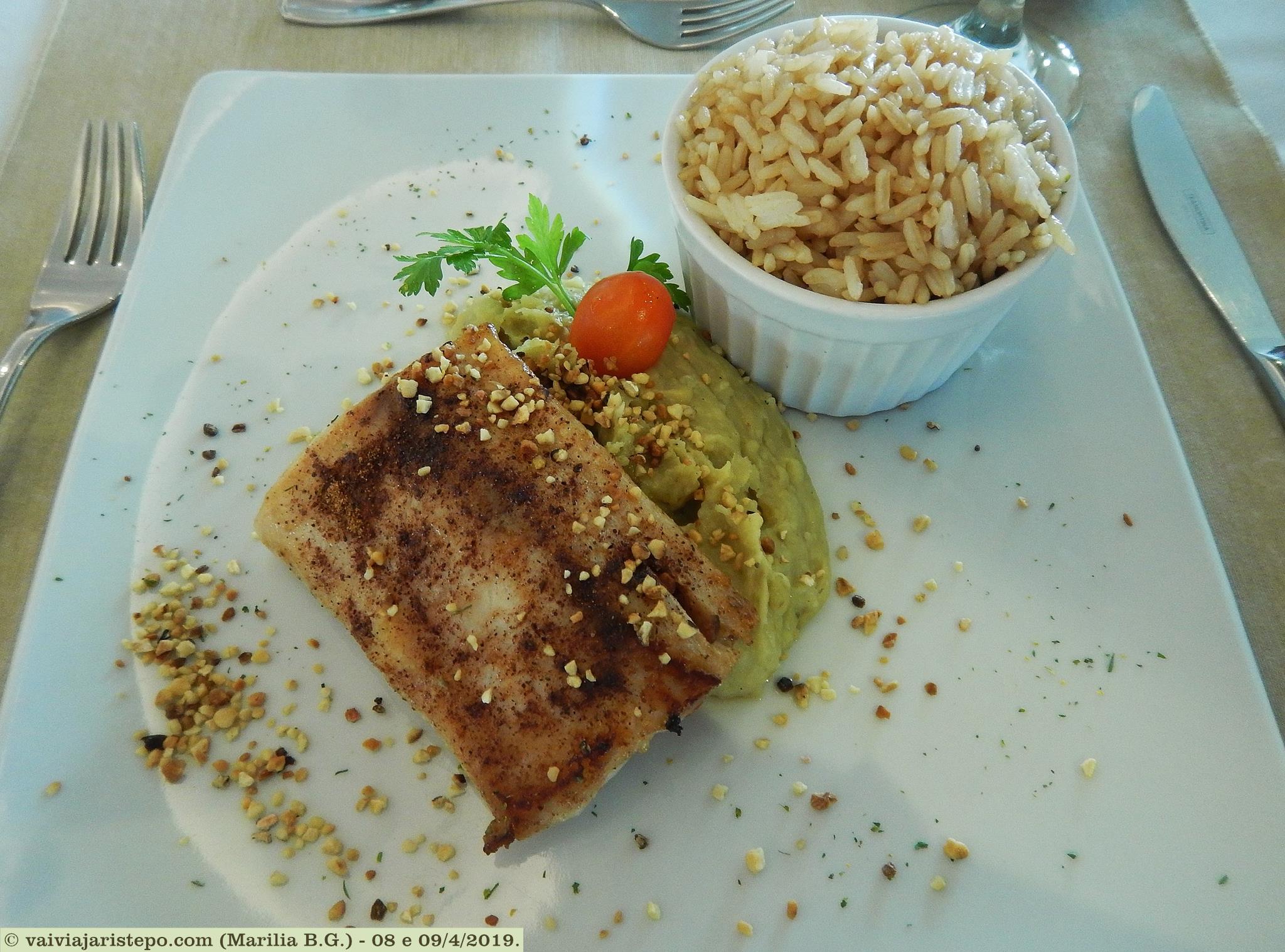 Peixe acompanhado por purê de batata doce e arroz de alho. Peixe acompanhado por purê de batata doce e arroz de alho.