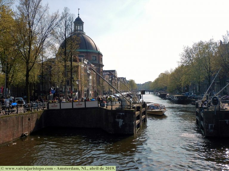CANAL SINGEL - Em primeiro plano, uma das dezenas de reclusas que controlam o nível de água dos canais de Amsterdam.