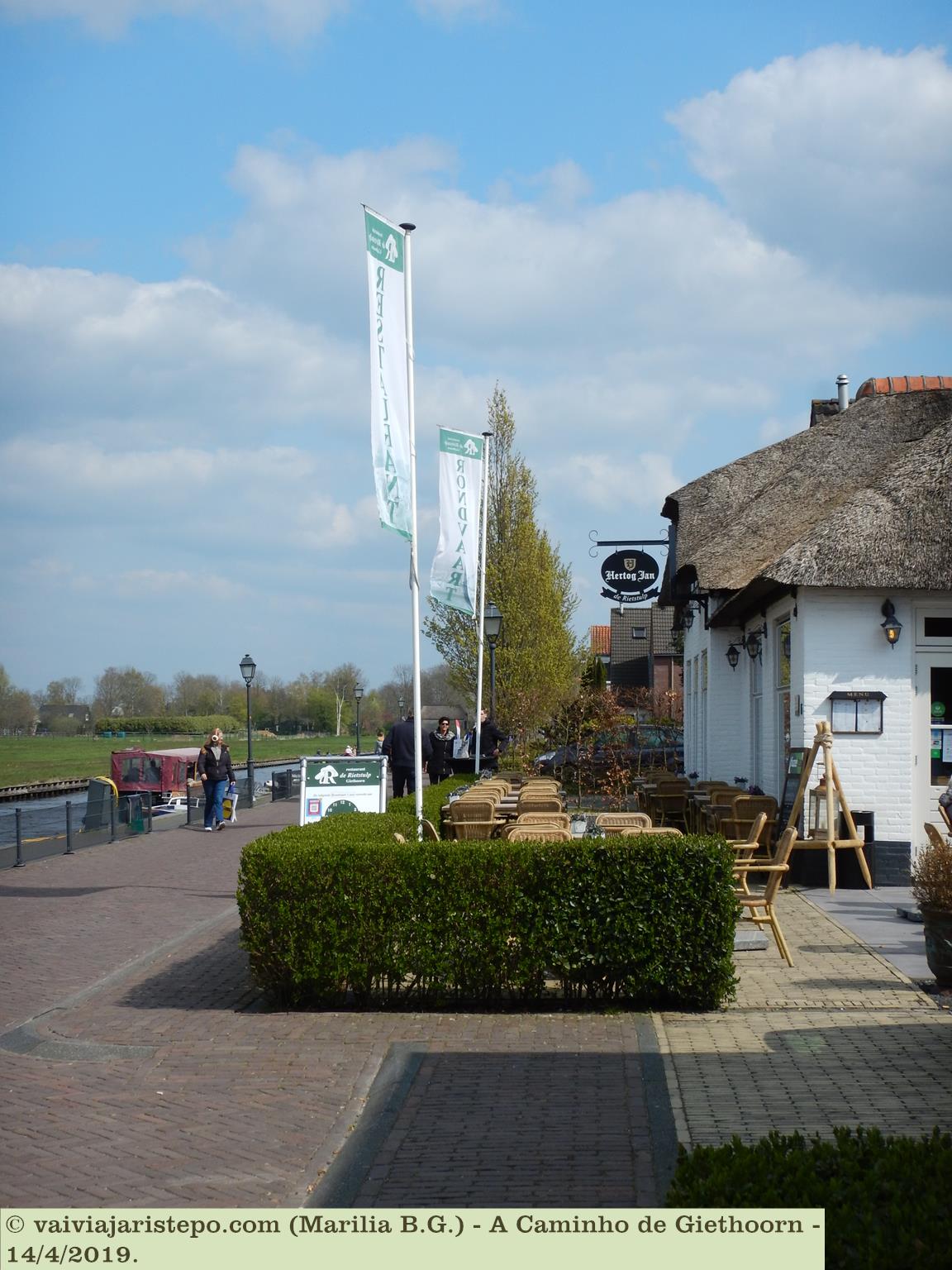 Na foto acima, o Café e Restaurante Hertog Jan de Rietstulp, onde tomamos um bonito lanche na volta do passeio.