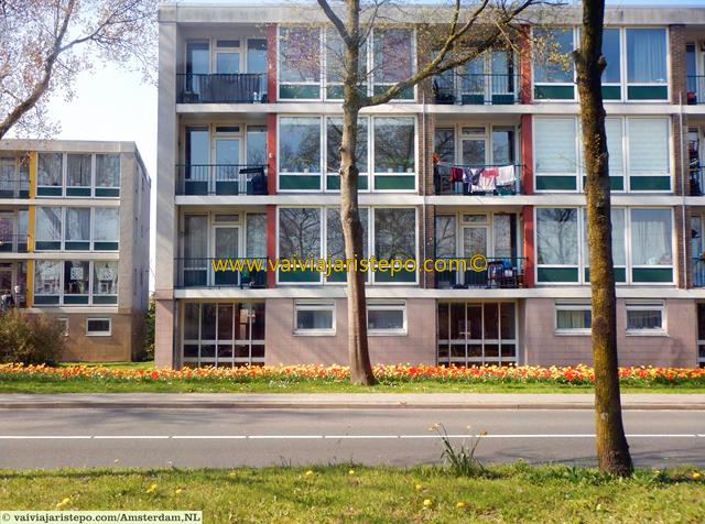 Foto de um prédio moderno na parte Norte de Amsterdam. Foto de um prédio moderno na parte Norte de Amsterdam.