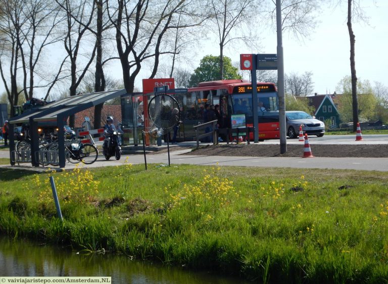 A foto abaixo mostra o ponto final do 391, que fica em frente ao Zaans Museu. Na lateral do museu, é a entrada da vila. A foto abaixo mostra o ponto final do 391, que fica em frente ao Zaans Museu. Na lateral do museu, é a entrada da vila.