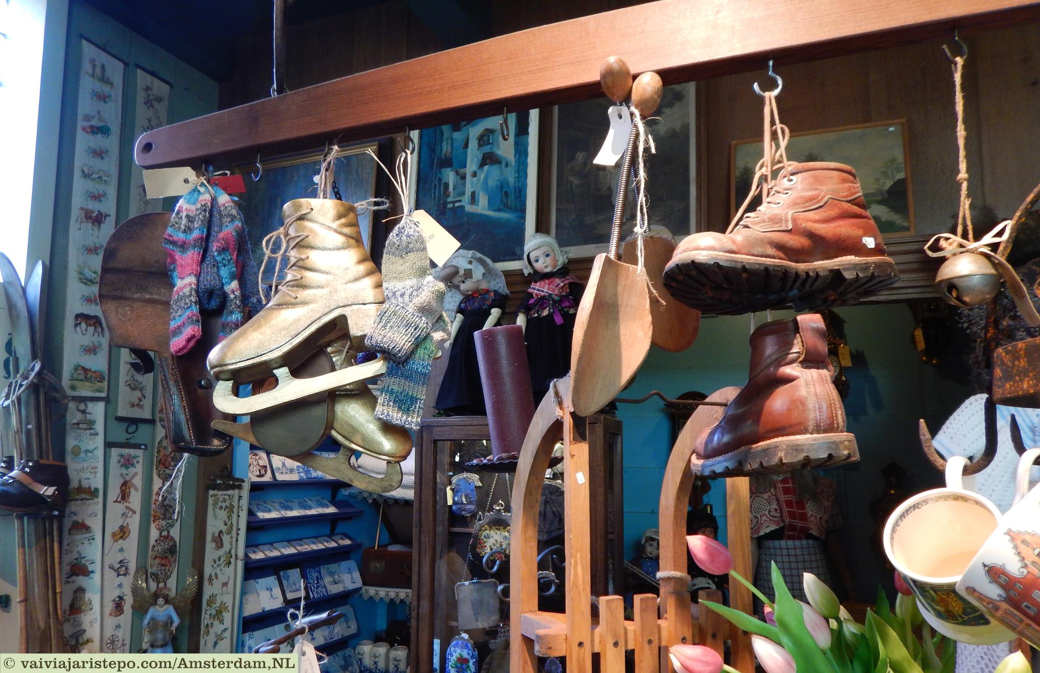 Havia botinas, formas para sapatos, botas para patinação no gelo e até trousses - as charmosas bolsinhas que antigamente levávamos para os bailes.