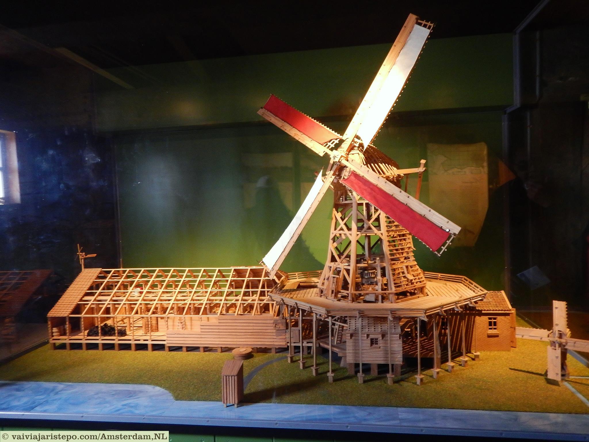 Essa maquete mostra com perfeição a complexidade da construção de um moinho. Vale à pena dedicar alguns minutinhos para apreciar a miniatura.