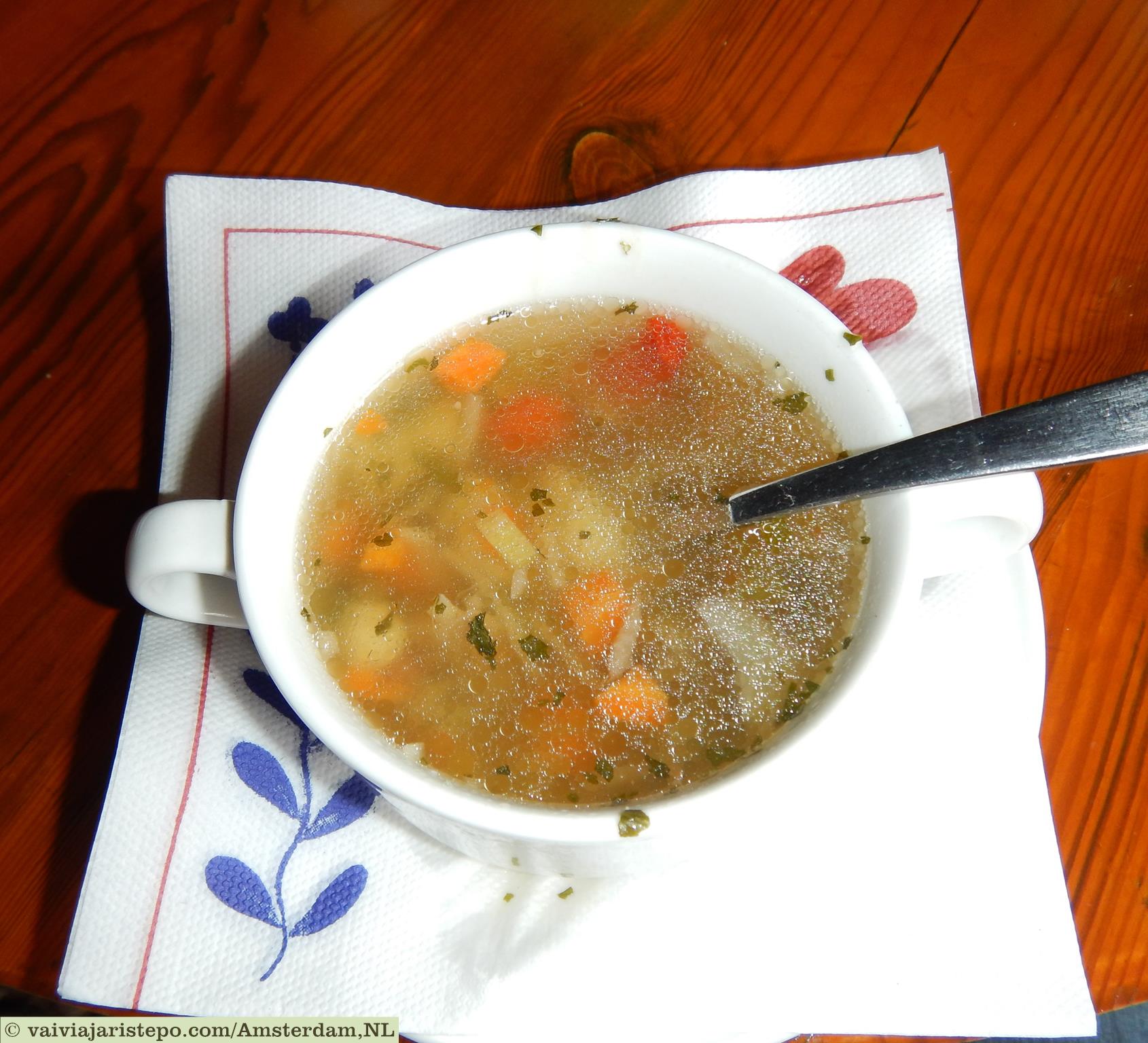 A sopa saborosa que tivemos a sorte de escolher para almoçar.