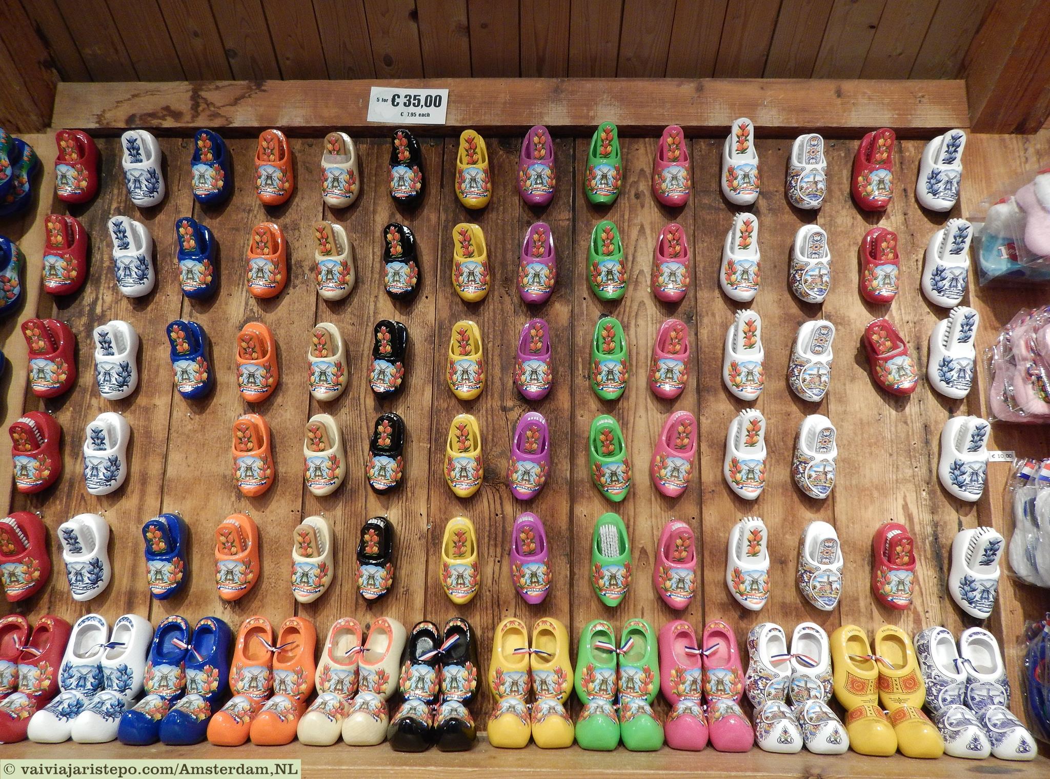 Tamancos em madeira servem de porta escova de sapatos. Lindos e originais. Bobeei e não trouxe nenhum. 