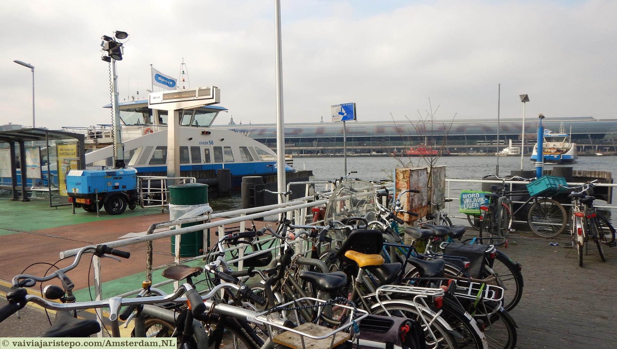 Já do outro lado do Rio IJ. Ao fundo, o telhadão que protege os pontos dos ônibus, e que aparece em muitas fotos de Amsterdam.