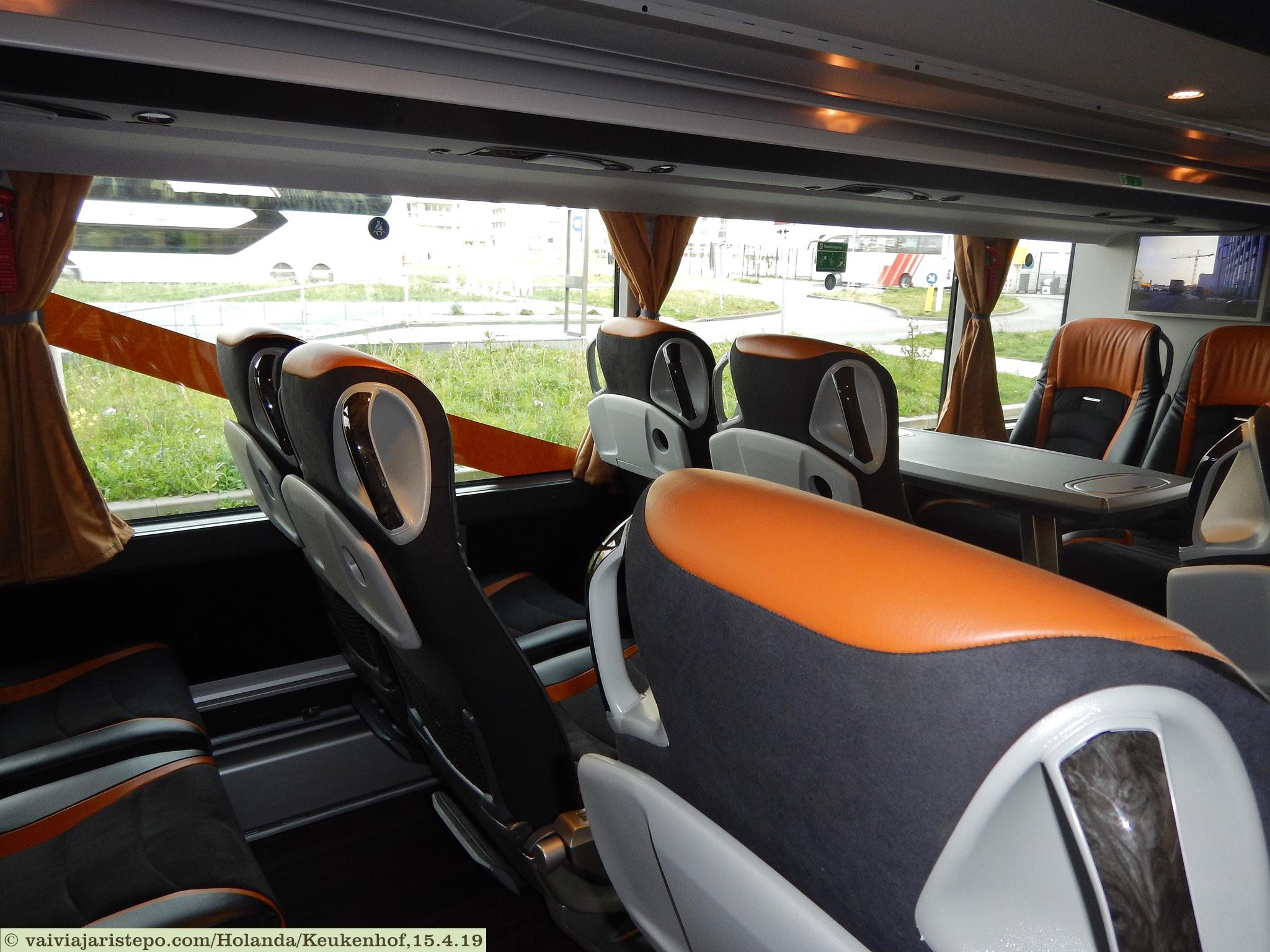 Interior do ônibus que sai do This Is Holland e segue direto para Keukenhof. O da volta foi tão confortável quanto esse. Valeu a experiência mesmo fazendo bobagem.