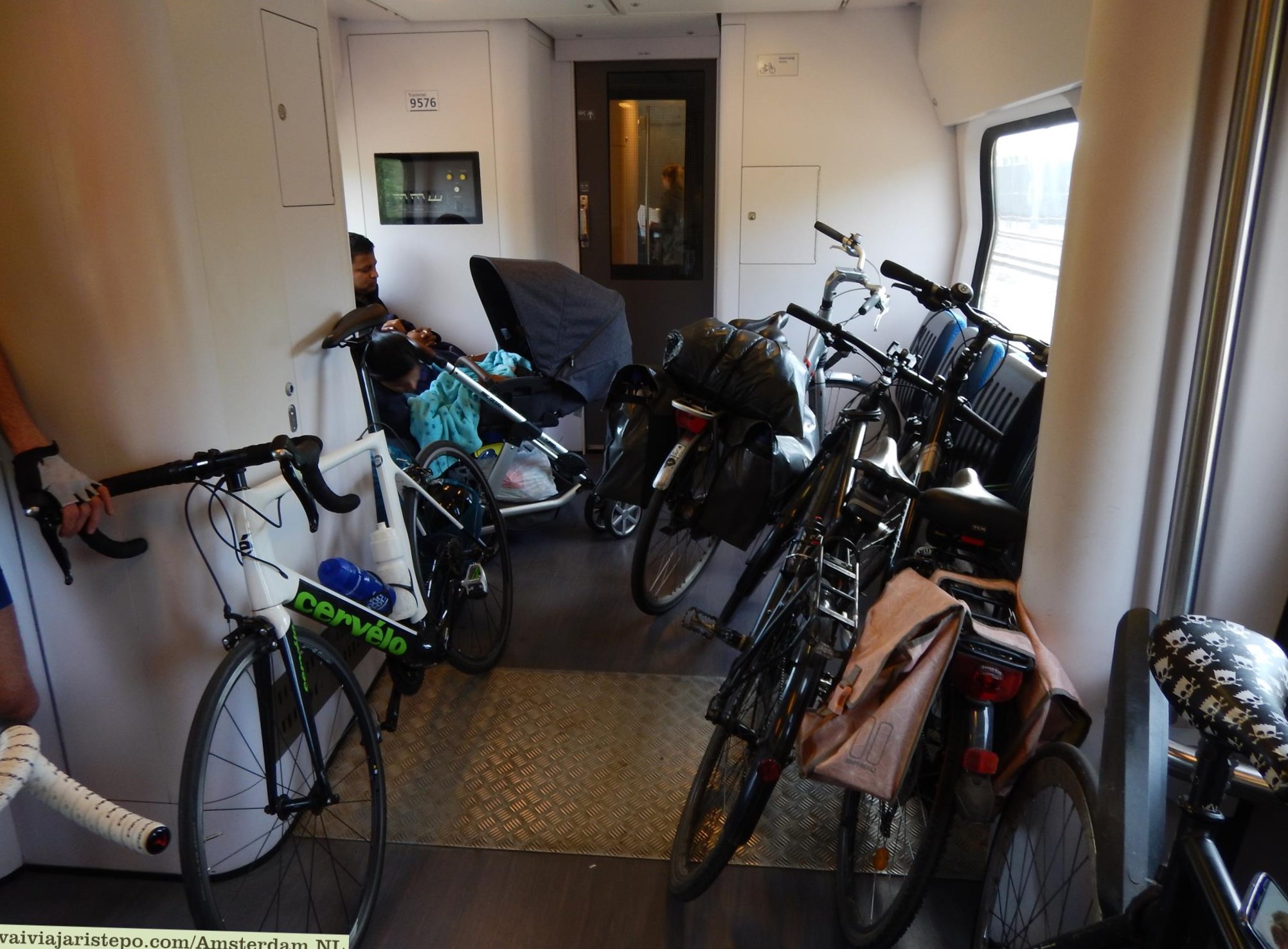 Espaço para quem transporta carrinho de bebê, bicicleta ou qualquer tipo de volume maior que os convencionais.