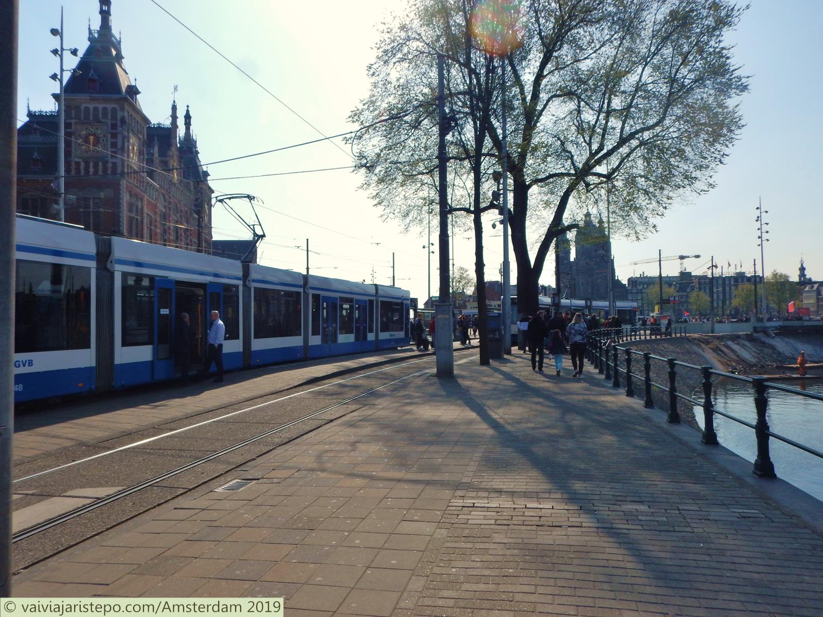 A parada dos trams, em frente à Centraal Station - à esquerda.