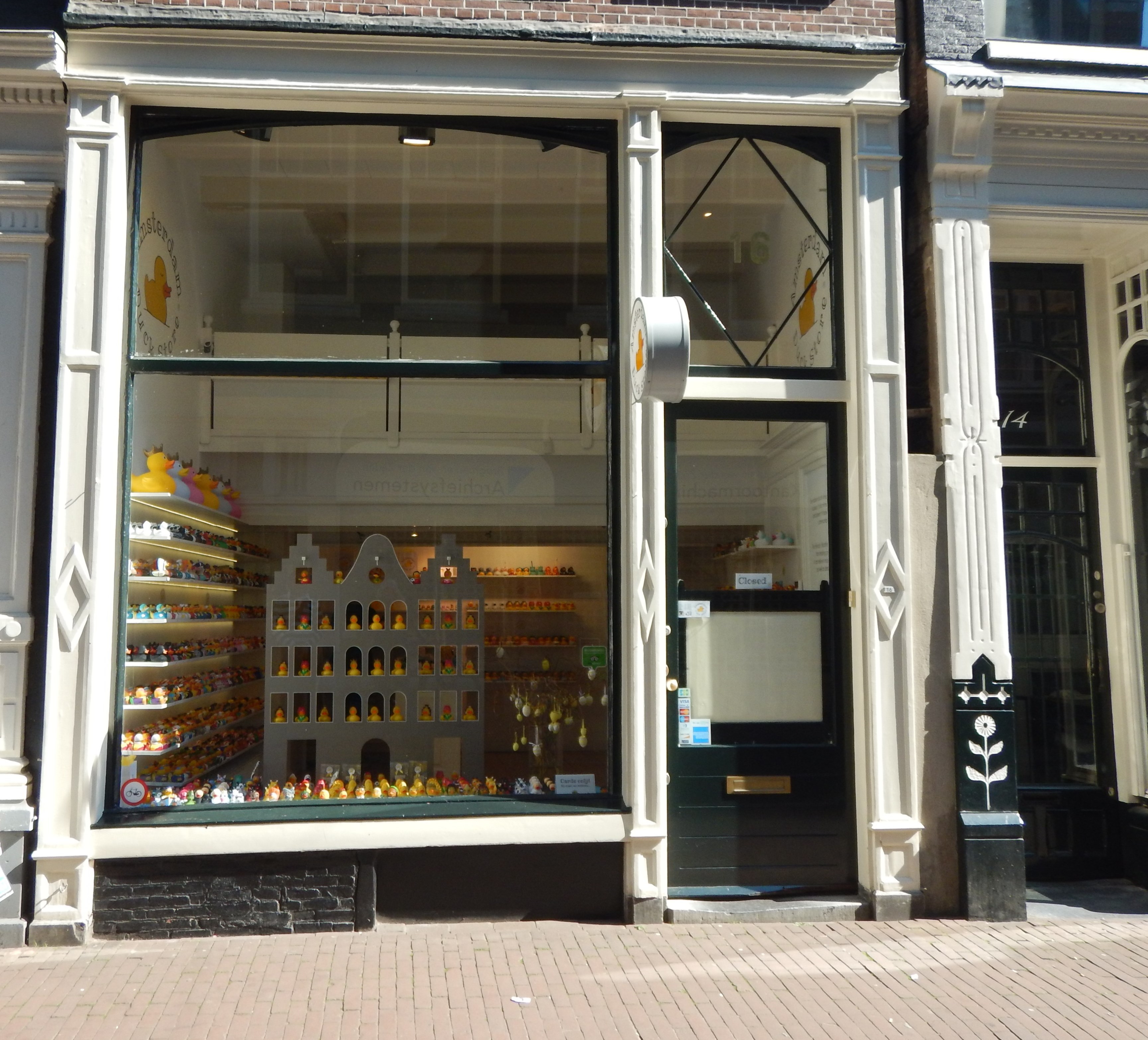 Fachada de uma Duck Store - Loja de venda de patos de borracha em Amsterdam.