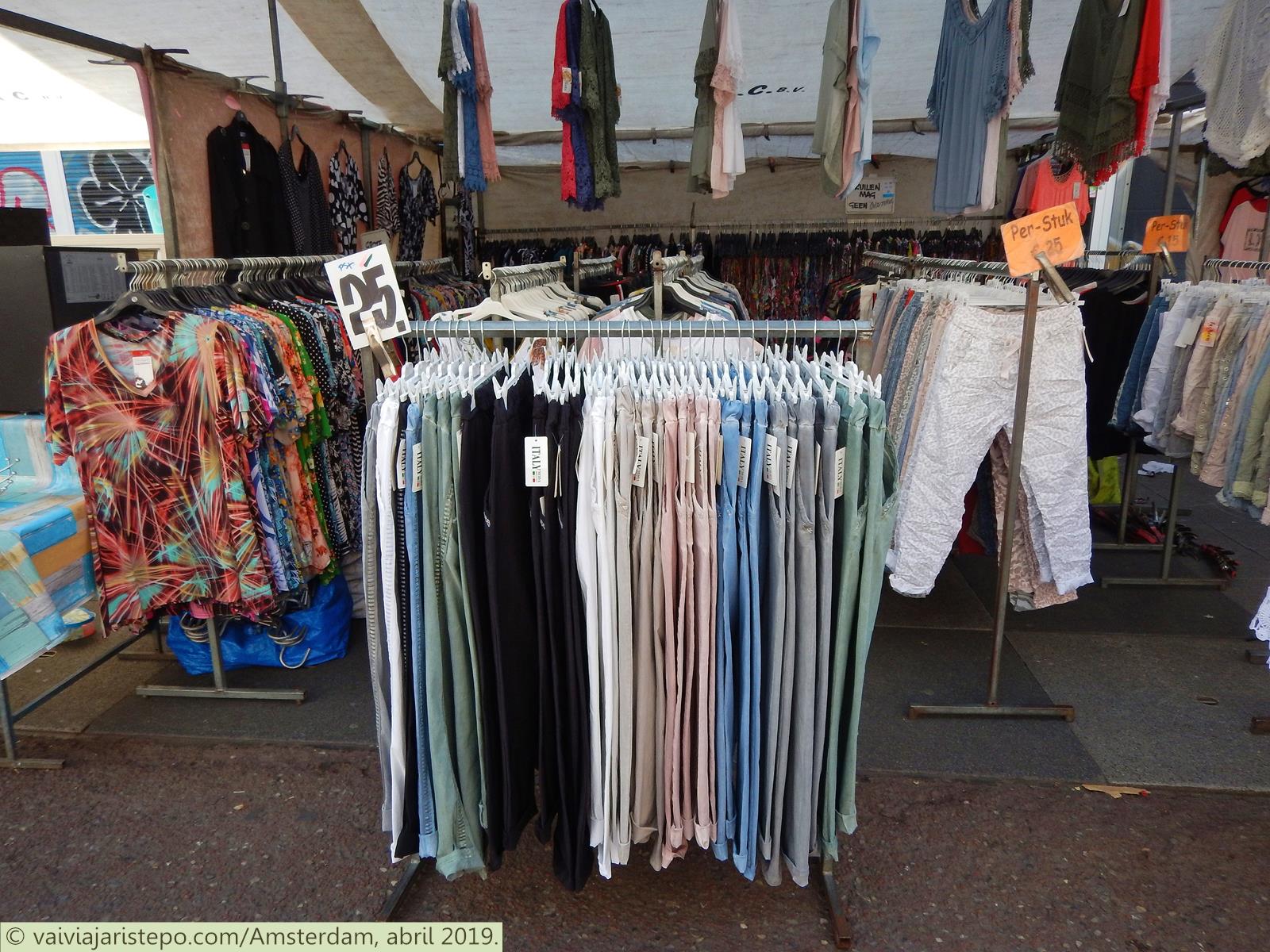 São diversas barracas de roupas. A maioria com estampas e/ou cortes muito interessantes.