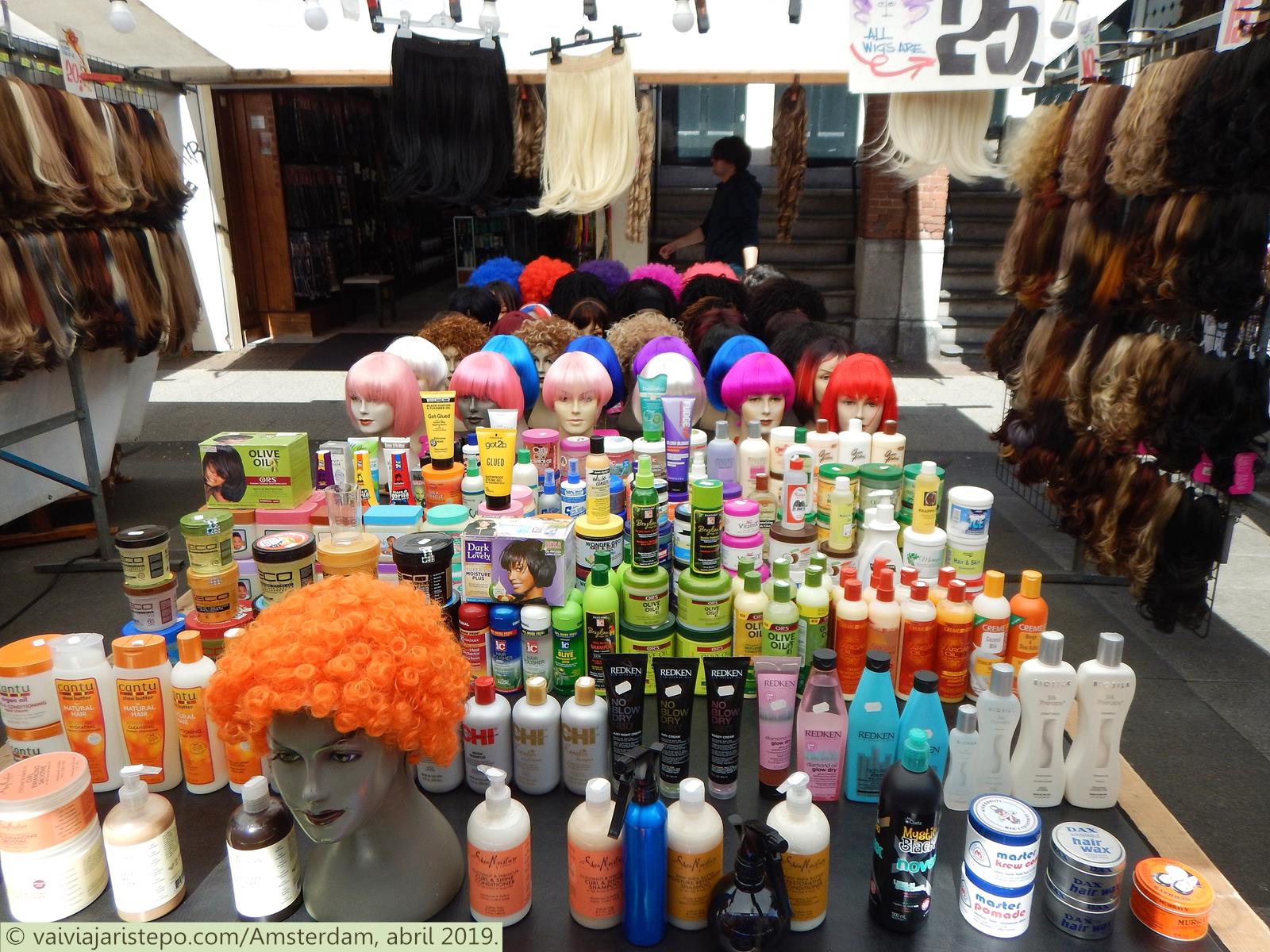 Perucas coloridas, produtos especiais para cabelo, apliques de diversas cores, e até mechados.