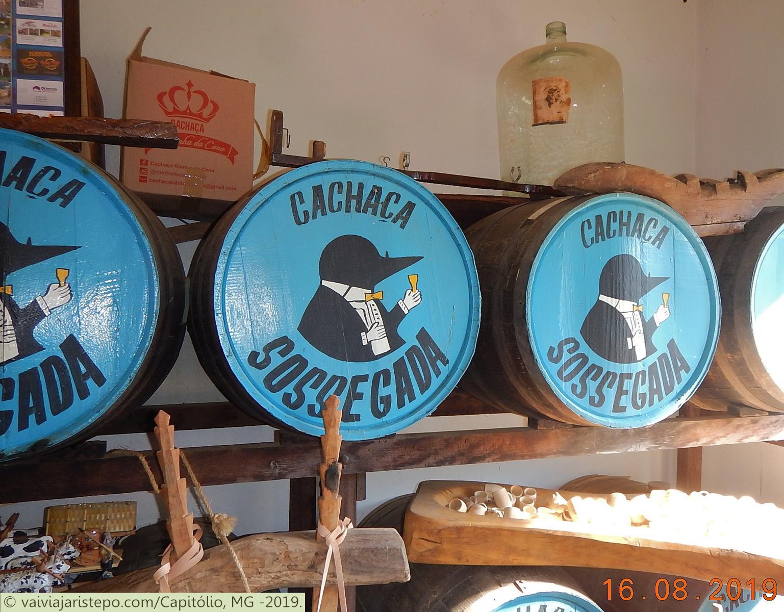 De acordo com informações de uma funcionária, a ampola de vidro, antigamente, servia para envelhecer a cachaça. De acordo com informações de uma funcionária, a ampola de vidro, antigamente, servia para envelhecer a cachaça.