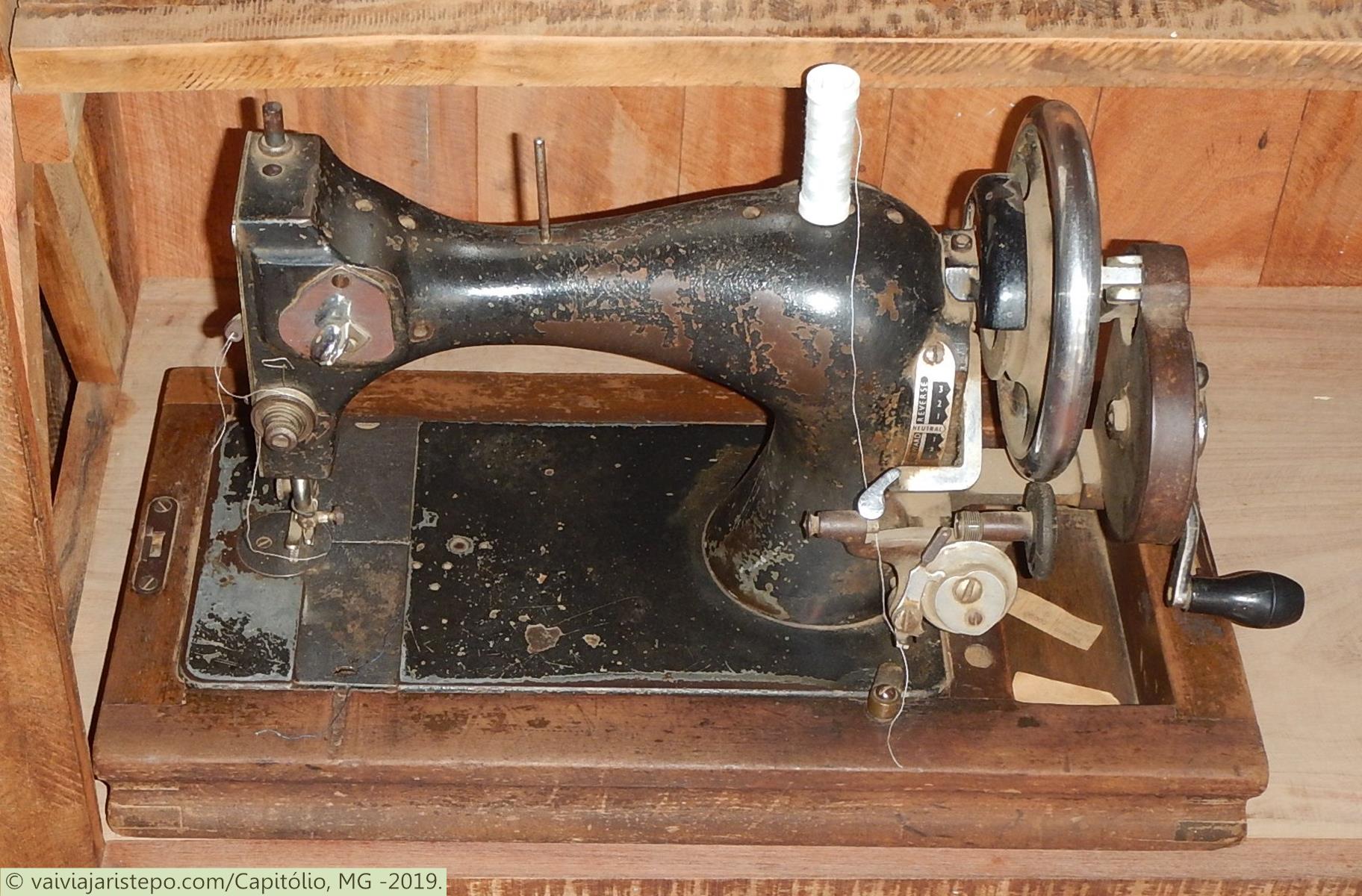 Máquina de costura manual, antiga. Máquina de costura manual, antiga.