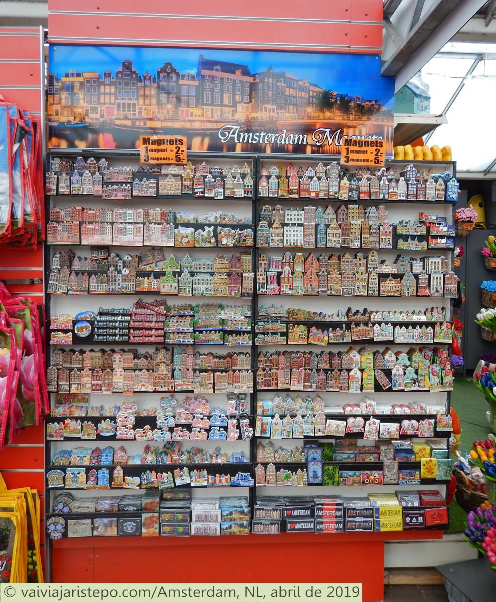 Miniaturas em louças das casas holandesas e ímãs de geladeira encontramos fartamente em cada balsa dessas.