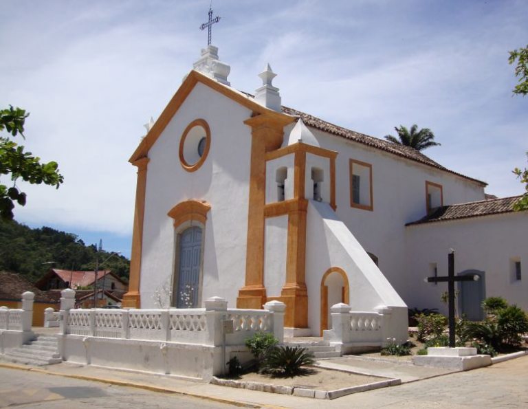 A Igreja de N. S. das Necessidades da Praia Comprida, construída entre 1750 e 1756.