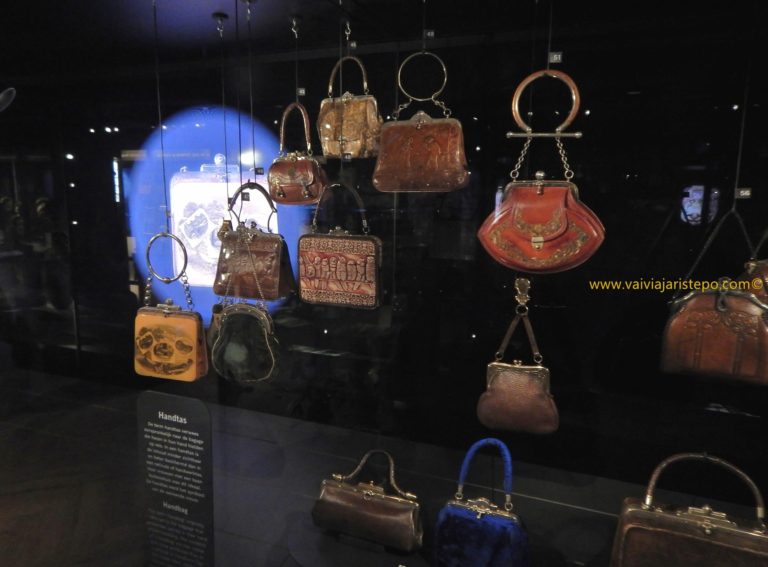 Bolsas cujos fechos foram moldados em prata.