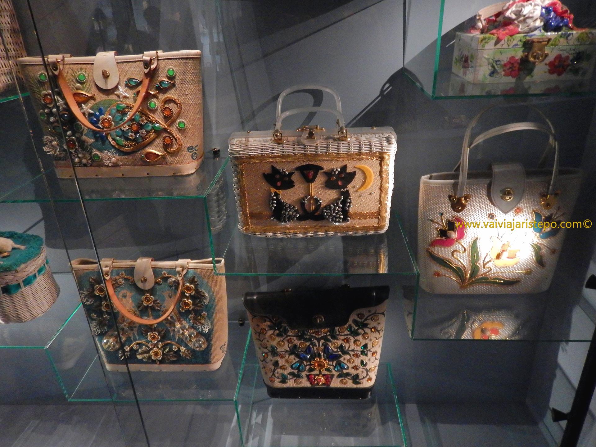 Bolsas bordadas .