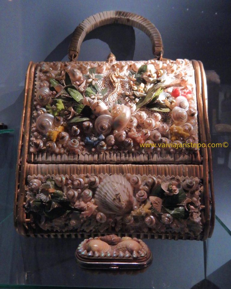 Bolsa com Incrustações de conchas e caracóis.