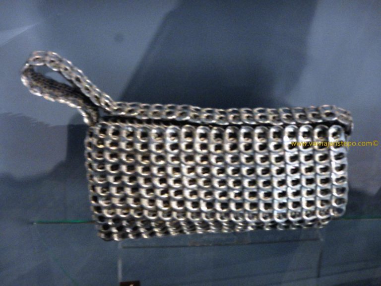 Bolsa executada com lacres de latas de refrigerantes.
