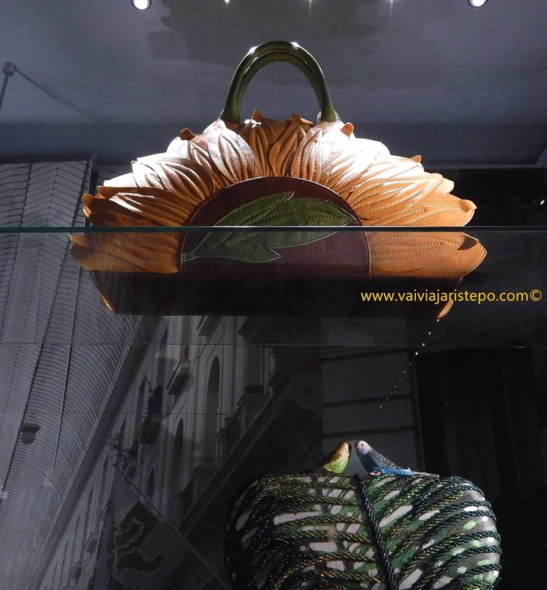 Bolsa em formato de um girassol dobrado.