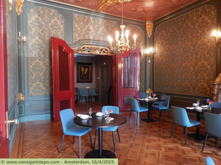 O contraste na decoração do restaurante do museu.