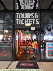 Na parte de trás da Centraal e de frente para o Rio IJ, fica a loja da Tours & Tickets por onde viajamos até Bruges.