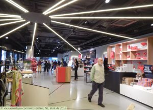 Interior da I Amsterdam - variedade de mercadorias e espaço à vontade.