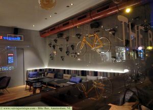 Foto de uma das paredes do Bike Bar.