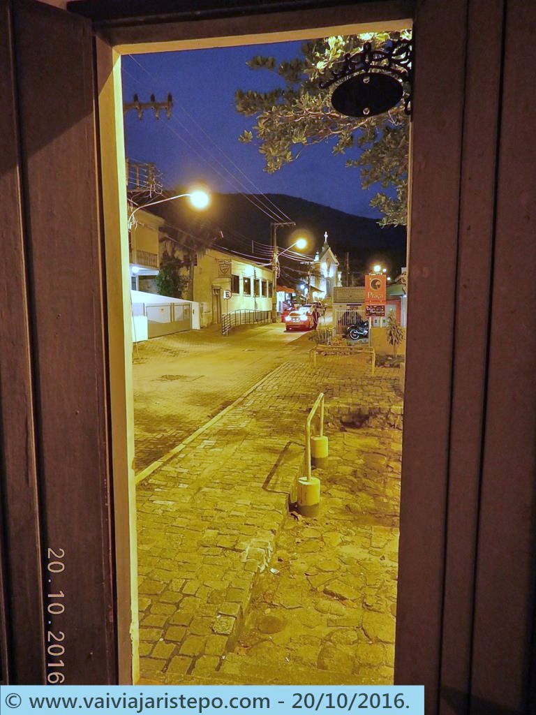 Foto em Santo Antonio de Lisboa, em que se vê, ao fundo, a Igreja de N. S. das Necessidades.