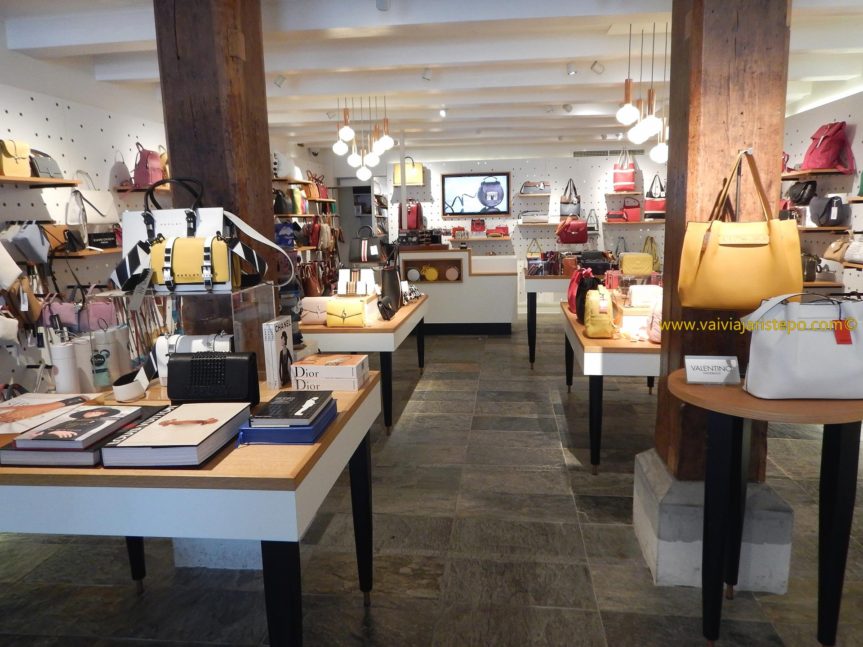 Foto do interior da loja de bolsas e carteiras do museu.