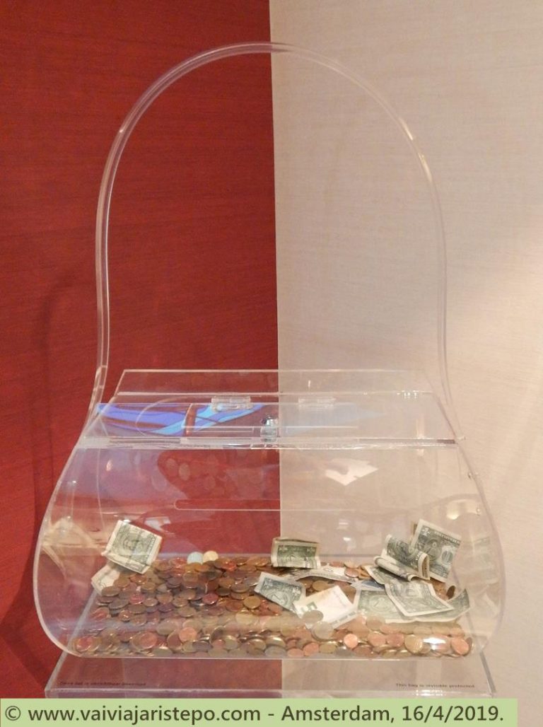 Uma bolsa em acrílico a fim de que o visitante deposite sua contribuição.