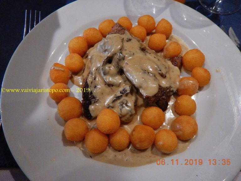 Casco de boi com batatas. Carne tipo sola de sapato com batatas noisettes.