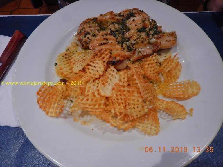 Frango Grelhado do Linguini Restaurante em Bariloche. Frango grelhado com batatas.