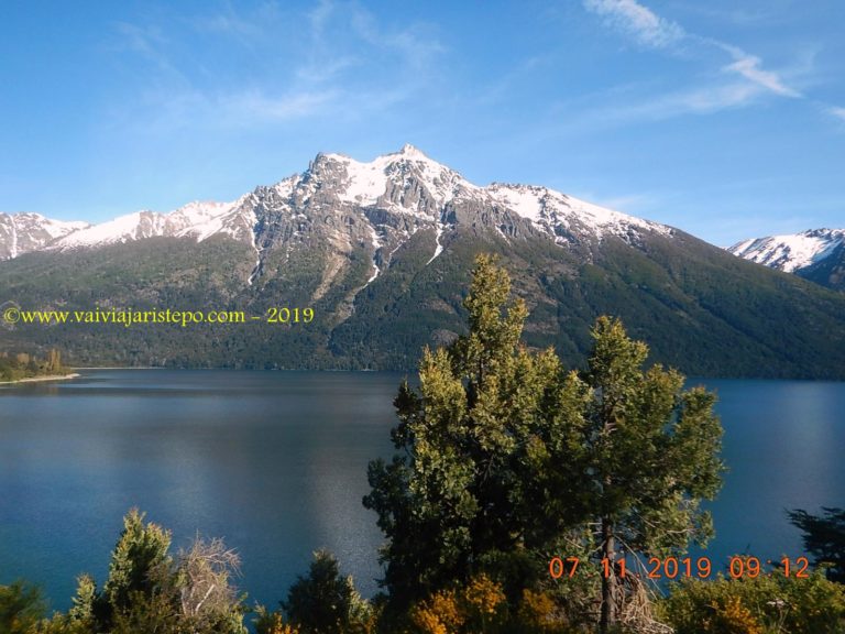 Lago Mascardi. Ao fundo, Cerro Catedral. Lago Mascardi. Ao fundo, Cerro Catedral.