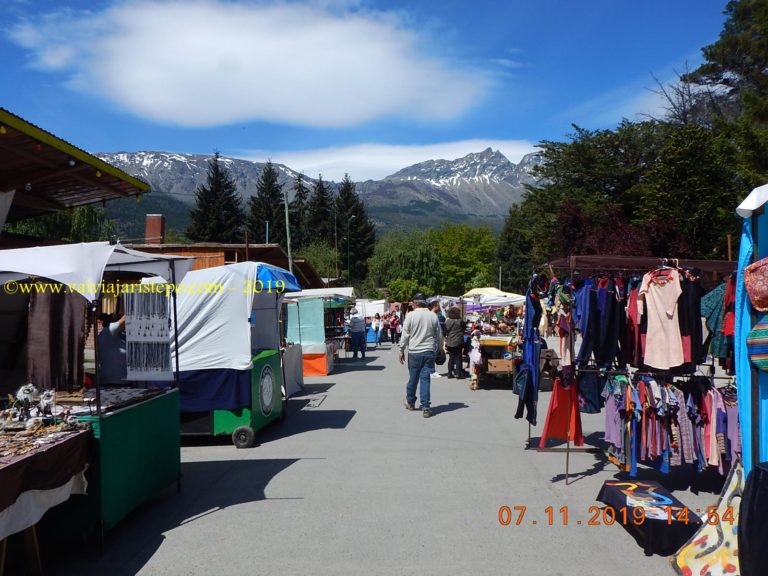 Feira de Artesanatos na Praça Central de El Bolsón.