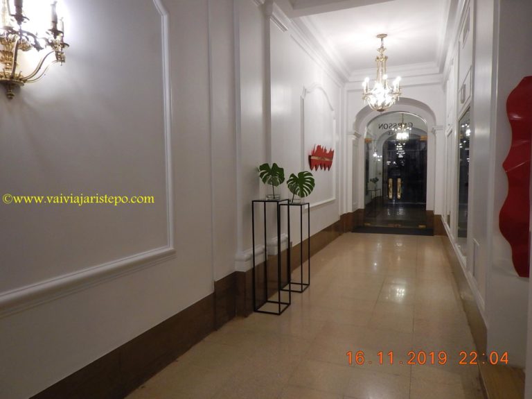 Clique oriundo do salão da recepção onde o hóspede faz seu registro de entrada. Ao fundo, vê-se a porta de entrada do hotel, mais visível na foto abaixo. Clique oriundo do salão da recepção onde o hóspede faz seu registro de entrada. Ao fundo, vê-se a porta de entrada do hotel, mais visível na foto abaixo.