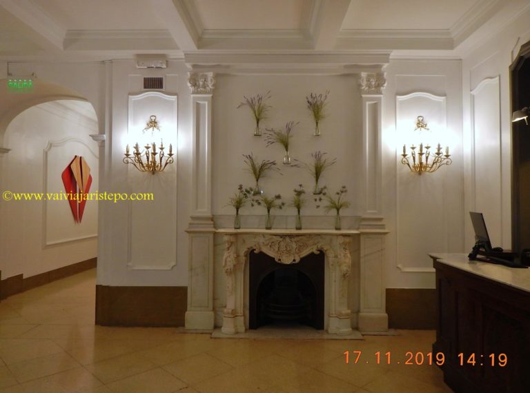 A imensa recepção, onde se destacam: a lareira (foto) e o balcão de atendimento (foto abaixo). A imensa recepção, onde se destacam: a lareira (foto) e o balcão de atendimento (foto abaixo).