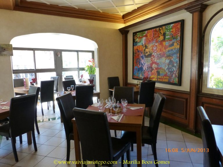 Descemos e almoçamos neste simpático restaurante no térreo do penhasco. Não me recordo seu nome, mas me lembro de que havia um garçom brasileiro que fazia troça com um colega francês. Fazíamos o possível para não rir, mas... nem sempre tínhamos sucesso.