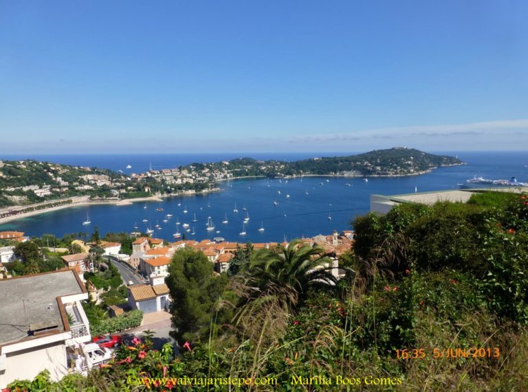 Villefranche-sur-Mer vista do alto. Em segundo plano, está a península de Saint-Jean-de-Cap-Ferrat.