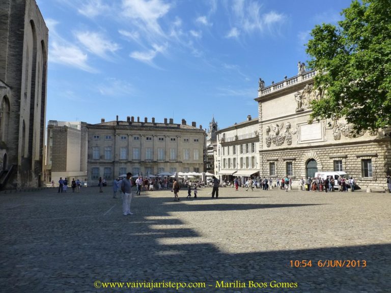 Praça do Palácio de Avignon. À direita, o Hôtel des Monnaies. Place du Palais de Avignon.