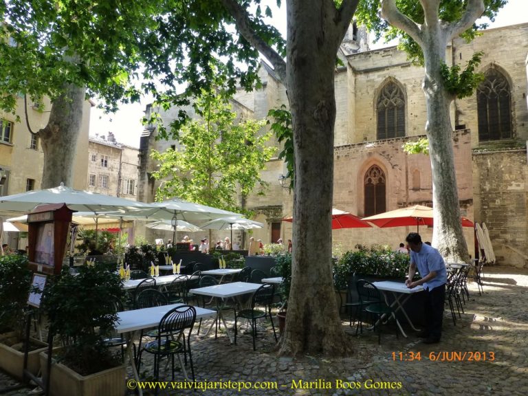 Place Cloître Saint-Pierre - Avignon. Place Cloître Saint-Pierre - Avignon.
