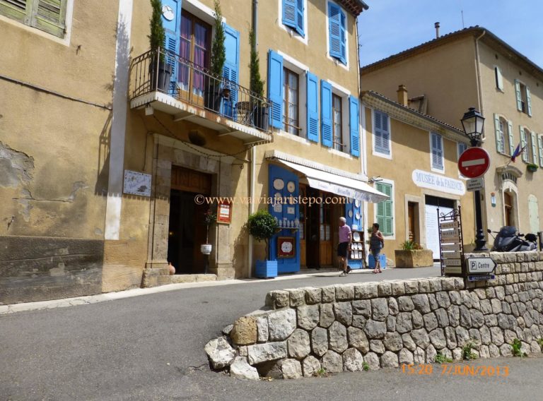 Moustiers é uma cidade que convida ao caminhar . Moustiers - vila provençal que guarda muita História...