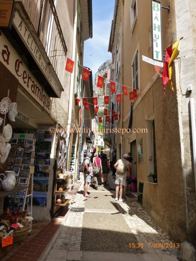 Rua de Moustiers Sainte-Marie. Sul-da-França-Moustiers-Sainte-Marie.