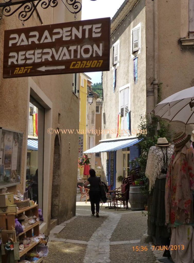 Rua de Moustiers-Sainte-Marie. Sul-da-França-Moustiers-Sainte-Marie.