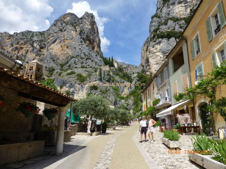 Uma das Mais Belas Aldeias Provençais Moustiers-Sainte-Marie aos pés de grandes falésias.
