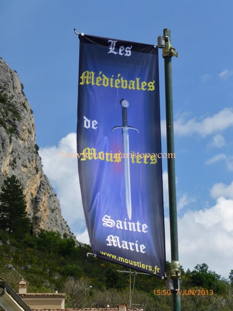 Bandeira anunciando as festividades medievais da cidade. Bandeiras-anunciam-as-festividades-medievais-de-Moustiers.