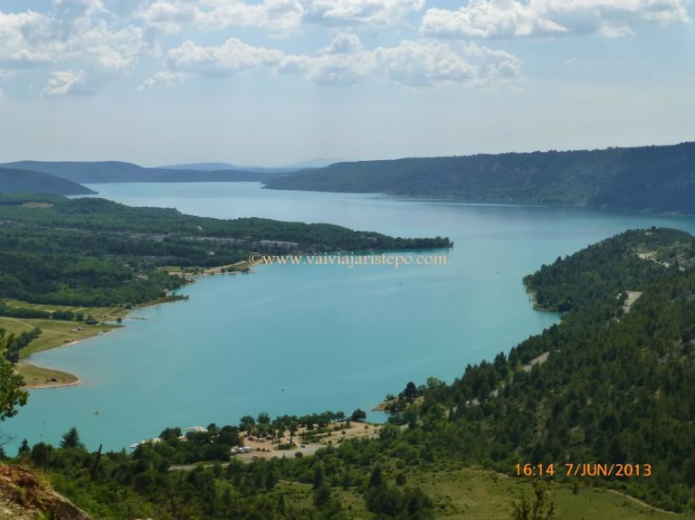 E como nem todos os rios correm para o mar, eis que o Verdon, após longa caminhada, funde suas águas nas águas serenas do Lago de Santa Cruz.